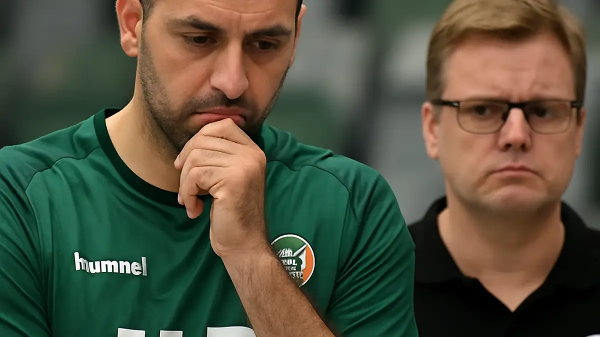 Alt-Text: HSG Wetzlar Geschäftsführer Björn Seipp während einer Diskussion, im Hintergrund das Team, bezüglich der vorzeitigen Anstellung von Momir Ilic und den bisherigen Ergebnissen.