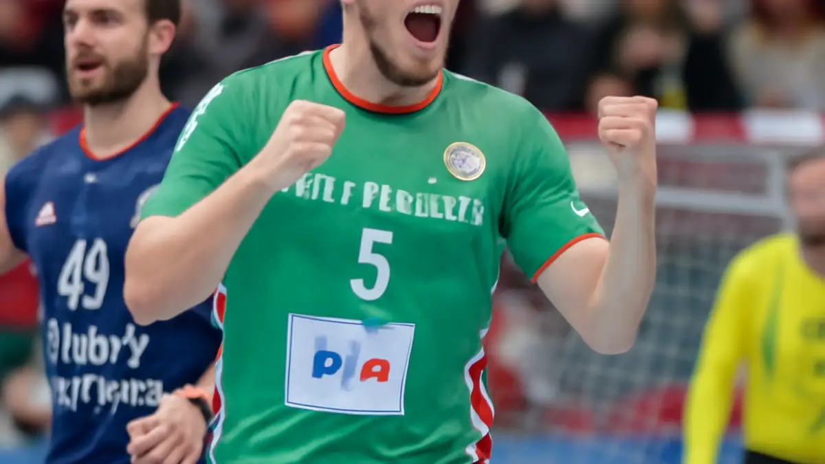 Alt-Text: Mannschaft des SC Magdeburg jubelt nach einem Sieg beim HC Erlangen, blickt gespannt auf das kommende Spitzenspiel in Berlin.