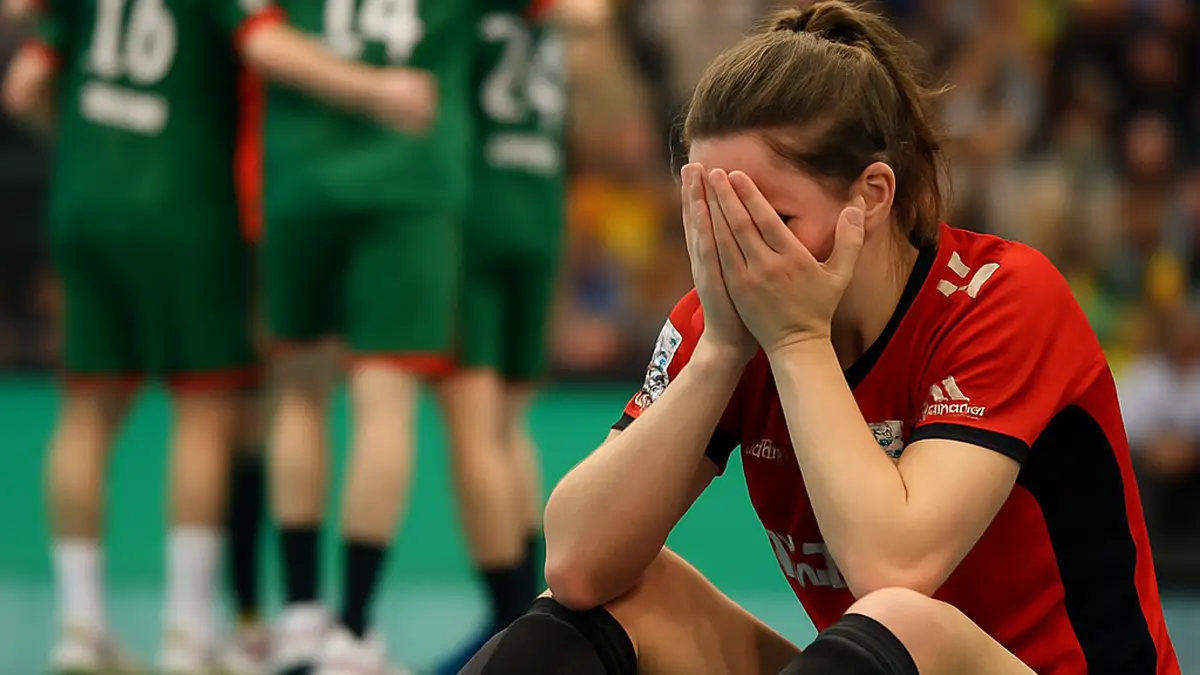 Ein handballspiel zwischen dem SC Magdeburg und der SG BBM Bietigheim, bei dem Magdeburg die Bietigheim-Spieler besiegt und Bietigheim den Abstieg in Liga zwei fast sicher macht.